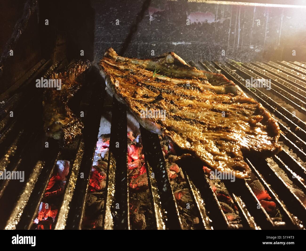 La cottura della carne alla griglia - Immagine stock catturata con smartphone