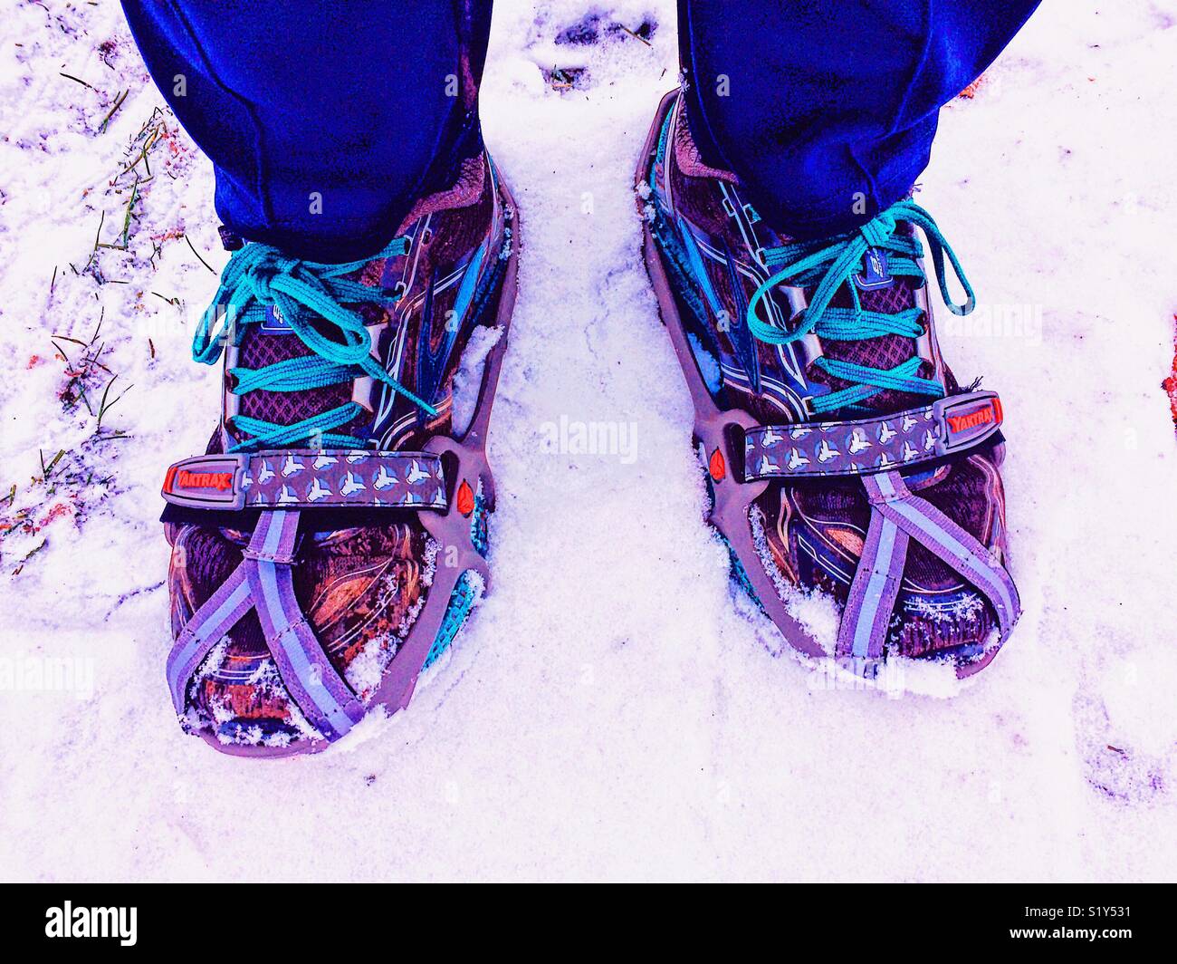 I picchi e le bobine attaccato alle scarpe da corsa per dare trazione su neve e ghiaccio - Immagine stock catturata con smartphone