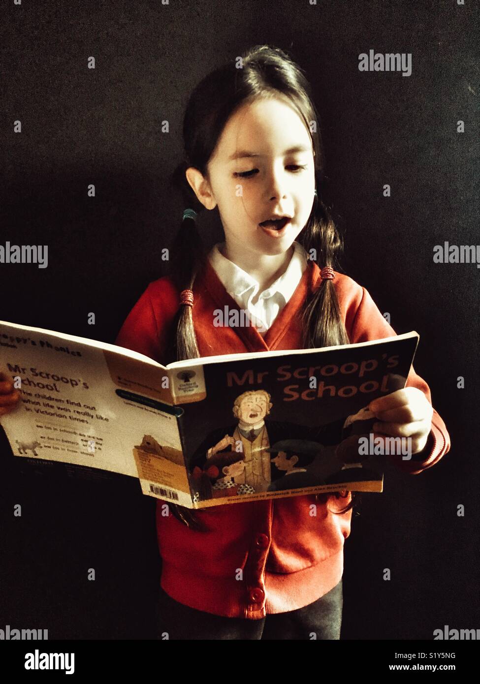 Schoolgirl lettura Signor Scroop sulla scuola pubblicato da Oxford University Press. Foto Stock