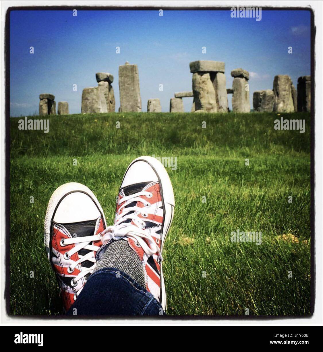 Unione Jack Converse scarpe da corsa a Stonehenge Foto stock - Alamy