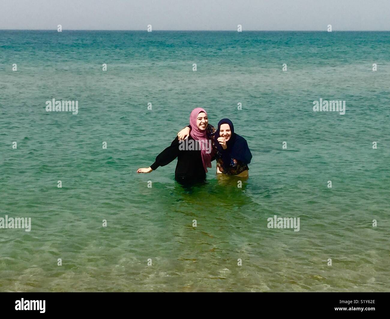 Le donne palestinesi che si diverte nel Mare Mediterraneo in Tel Aviv. Foto Stock