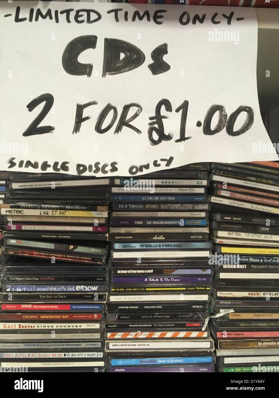 Seconda mano di cd in offerta presso un negozio di beneficenza a Londra Foto Stock