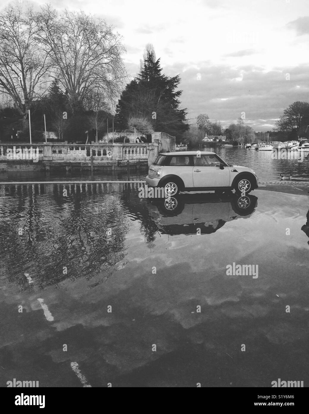 Auto ha una rasatura con crescente acque alluvionali da una molla in salita alta marea a Twickenham Londra. Foto Stock
