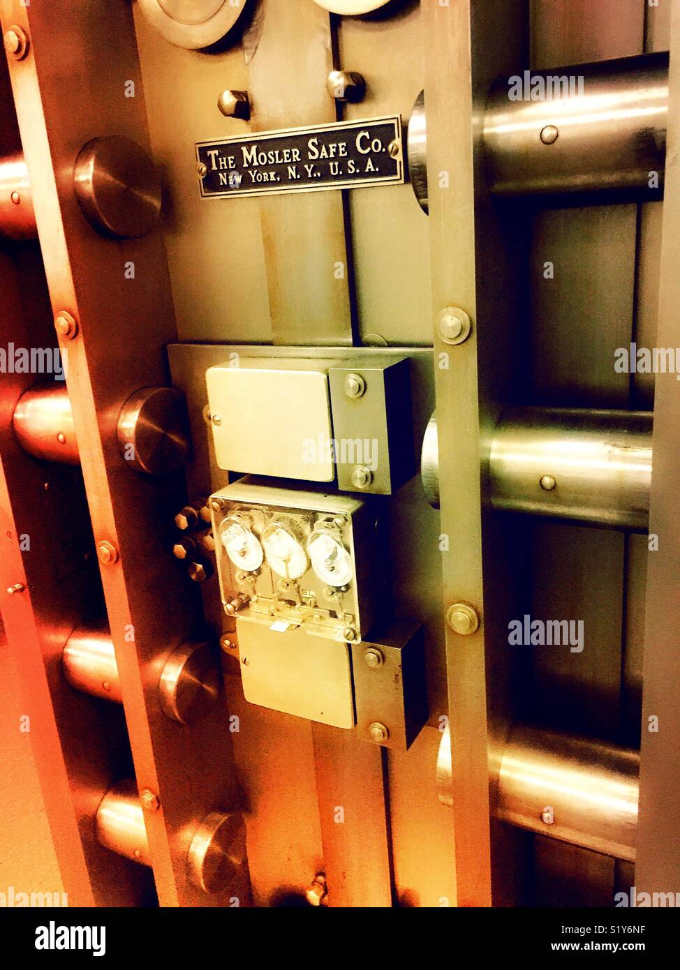 Meccanismo di bloccaggio interno di un imponente archivio porta in un istituto finanziario, STATI UNITI D'AMERICA Foto Stock