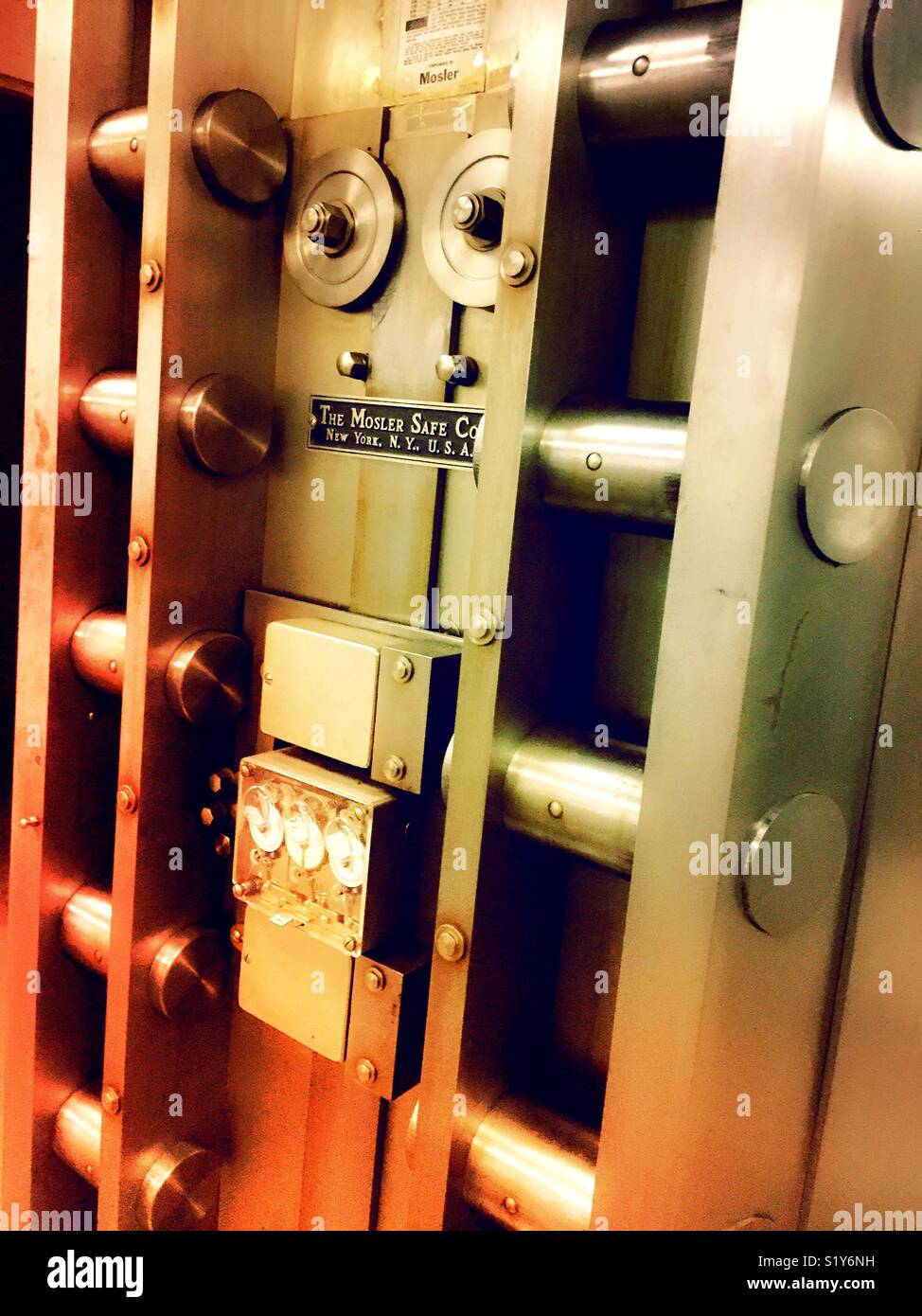 Archivio del meccanismo di bloccaggio sul lato interno di una grande cassetta di sicurezza porta, STATI UNITI D'AMERICA Foto Stock
