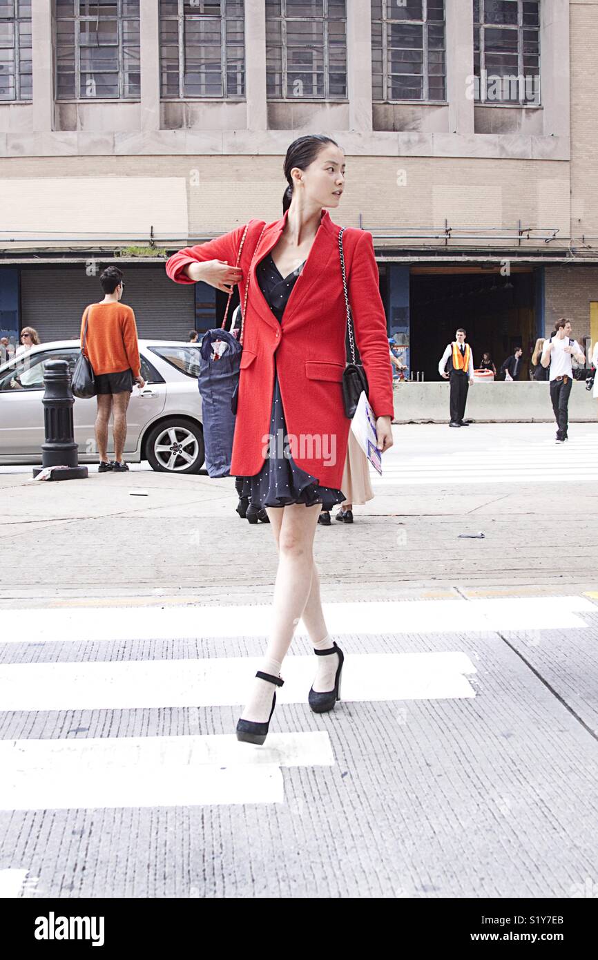 Moda asiatica modello attraversando la strada durante la settimana della moda di New York - Immagine stock catturata con smartphone Moda asiatica modello attraversando la strada durante la settimana della moda di New York - Immagine stock catturata con smartphone