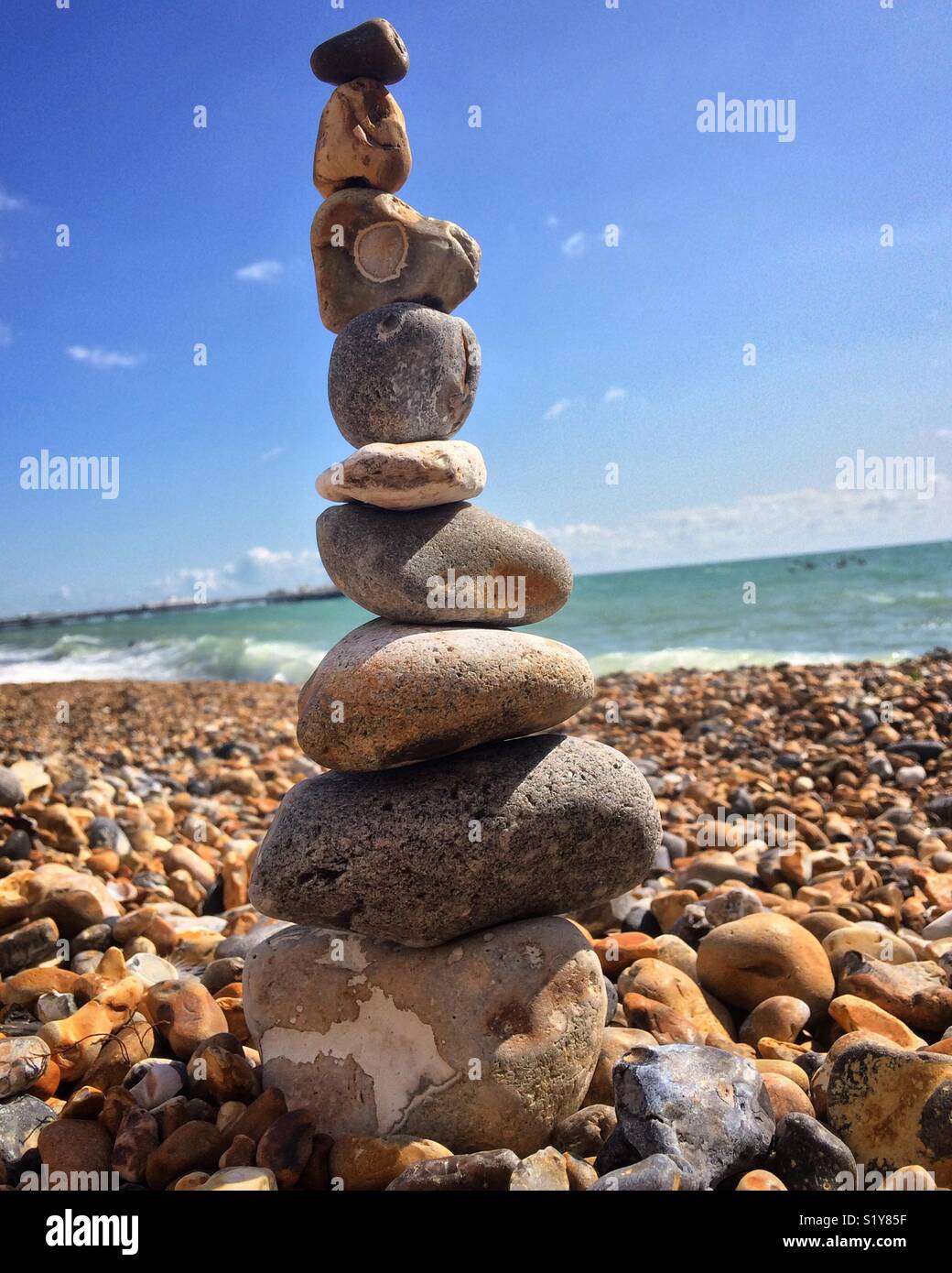 Pietre di bilanciamento sulla Spiaggia di Brighton. Foto Stock