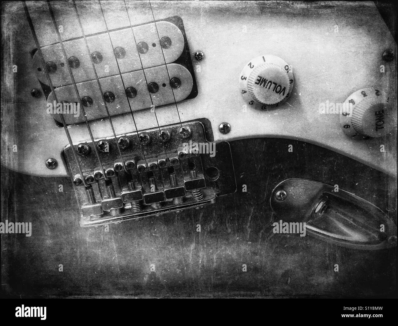 Immagine in bianco e nero di una vecchia chitarra elettrica Foto Stock