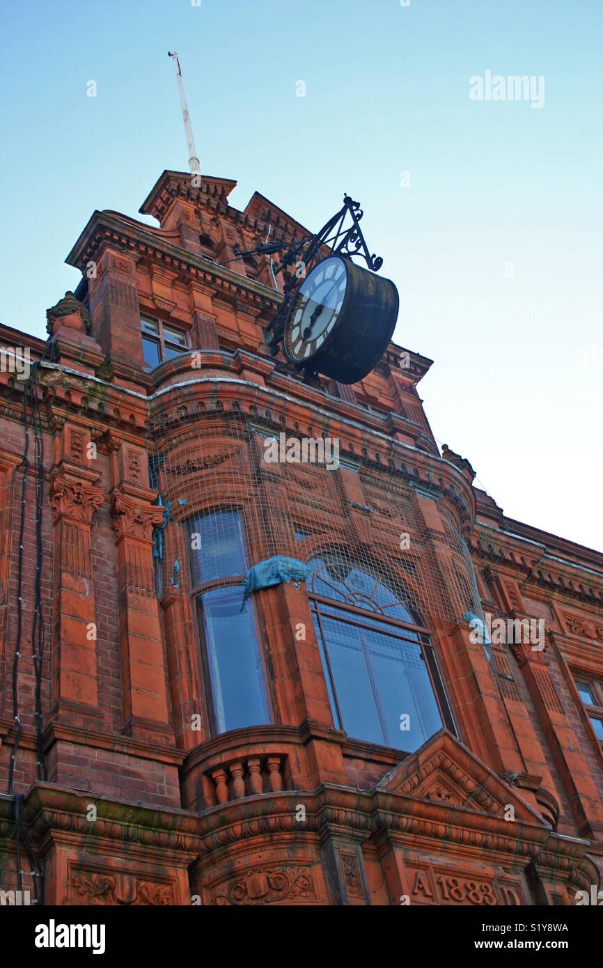 In mattoni rossi e edificio di terracotta, originariamente un giornale regionale ufficio editoriale, High Street, West Bromwich - Immagine stock catturata con smartphone