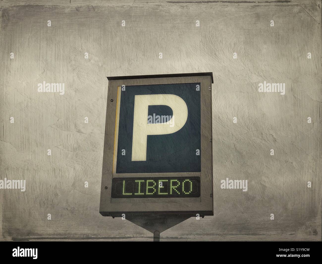 Simbolo di parcheggio per auto park con il messaggio libero (gratuito) - Immagine stock catturata con smartphone