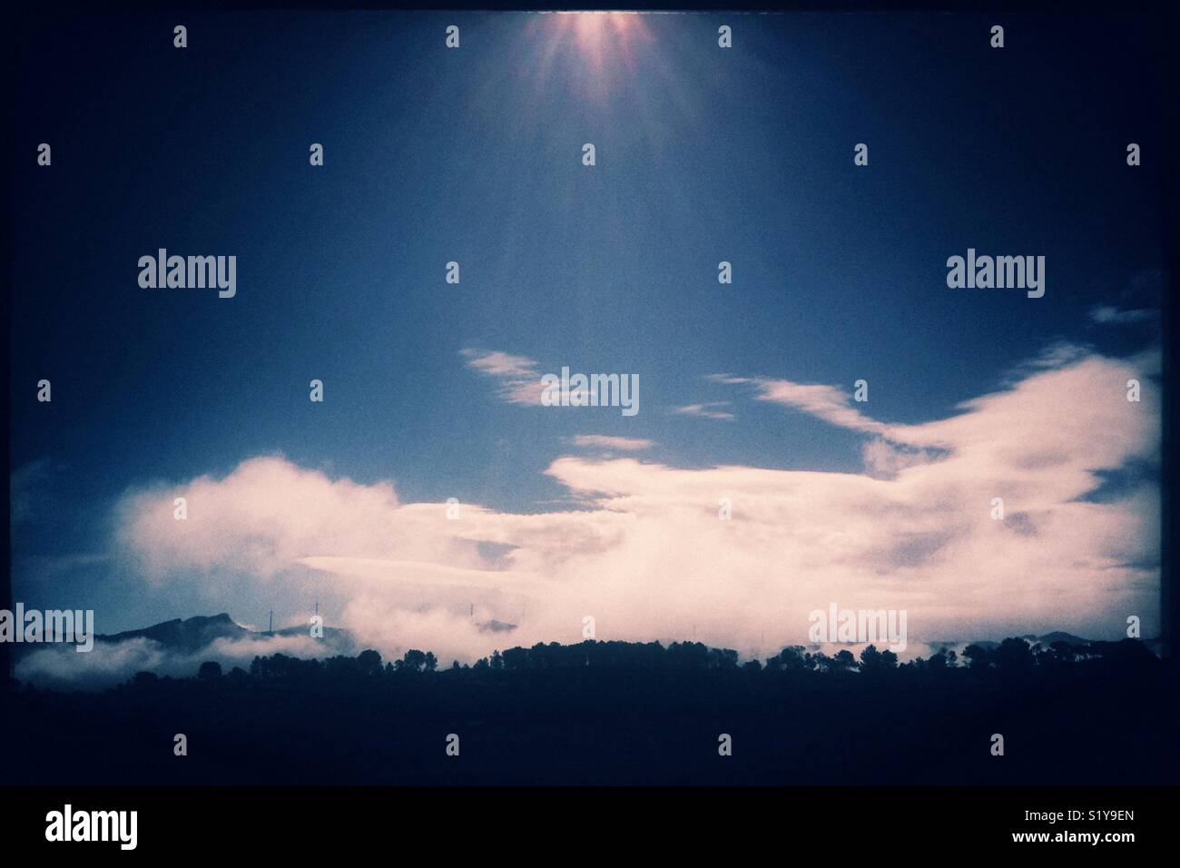 Cloud bassa, alta Sun . . . La Catalogna, Spagna. Foto Stock