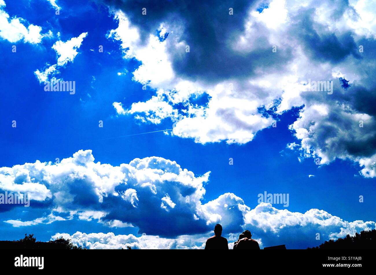 Nuvole contro un cielo blu - Immagine stock catturata con smartphone
