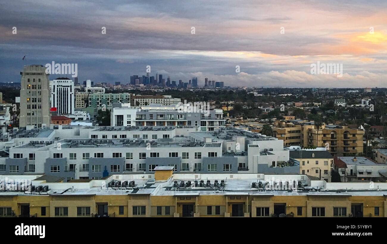 Il bloccaggio verso il centro cittadino di Los Angeles a partire da metà Wilshire Boulevard - Immagine stock catturata con smartphone