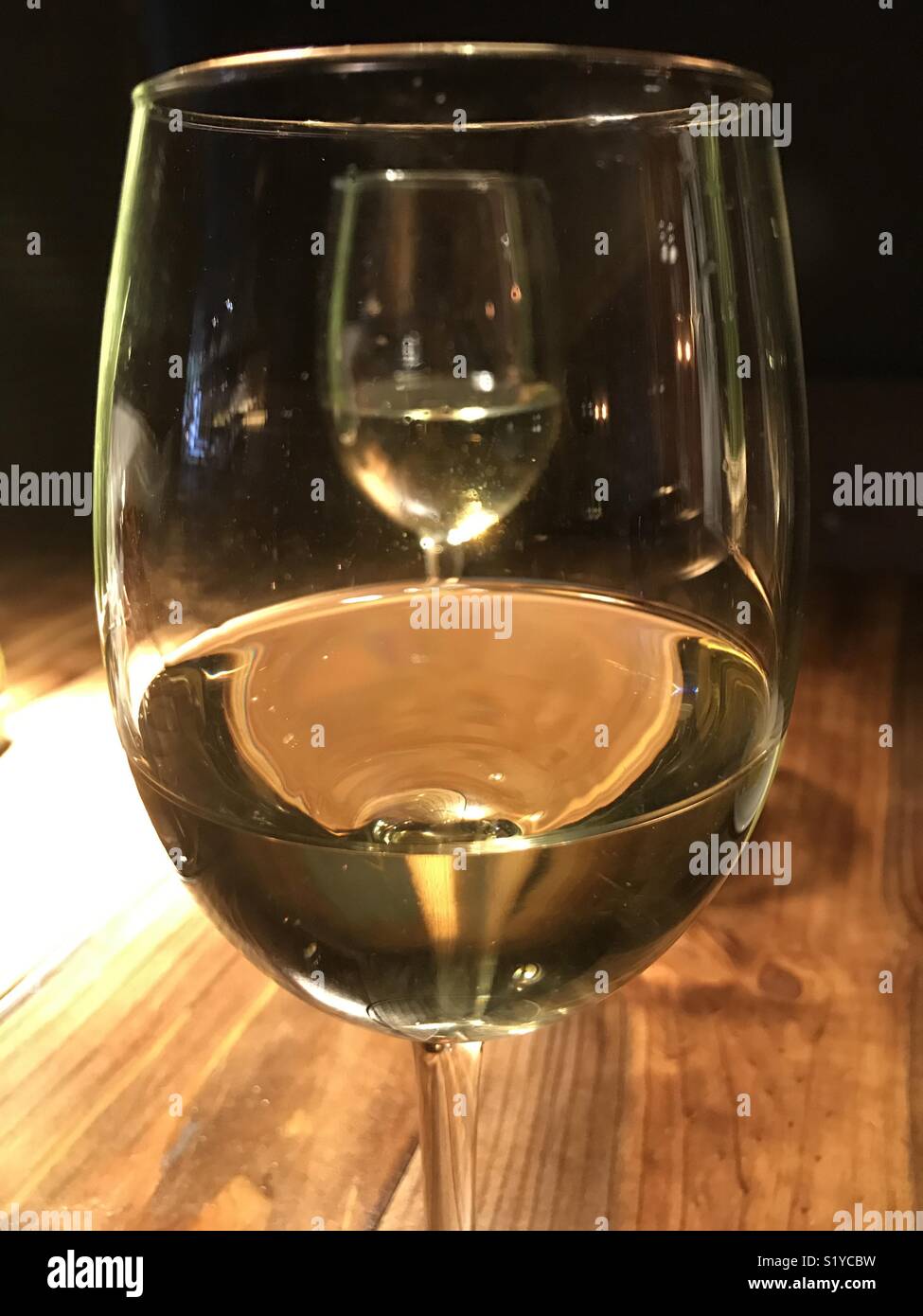 Due bicchieri di vino bianco. Foto Stock