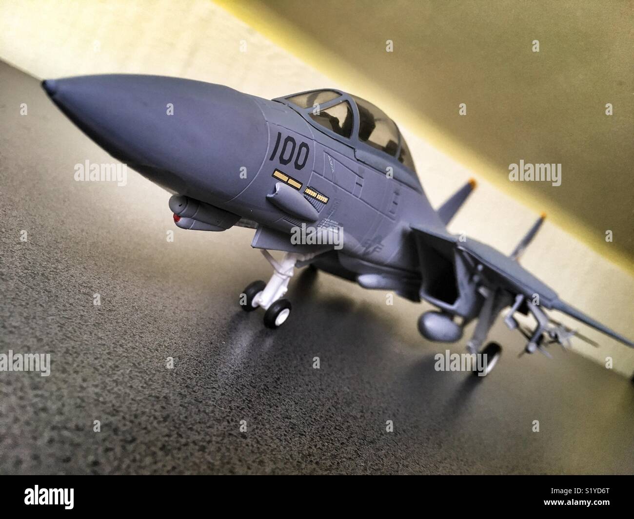 Il modello Top Gun jet da combattimento su una scrivania - Immagine stock catturata con smartphone