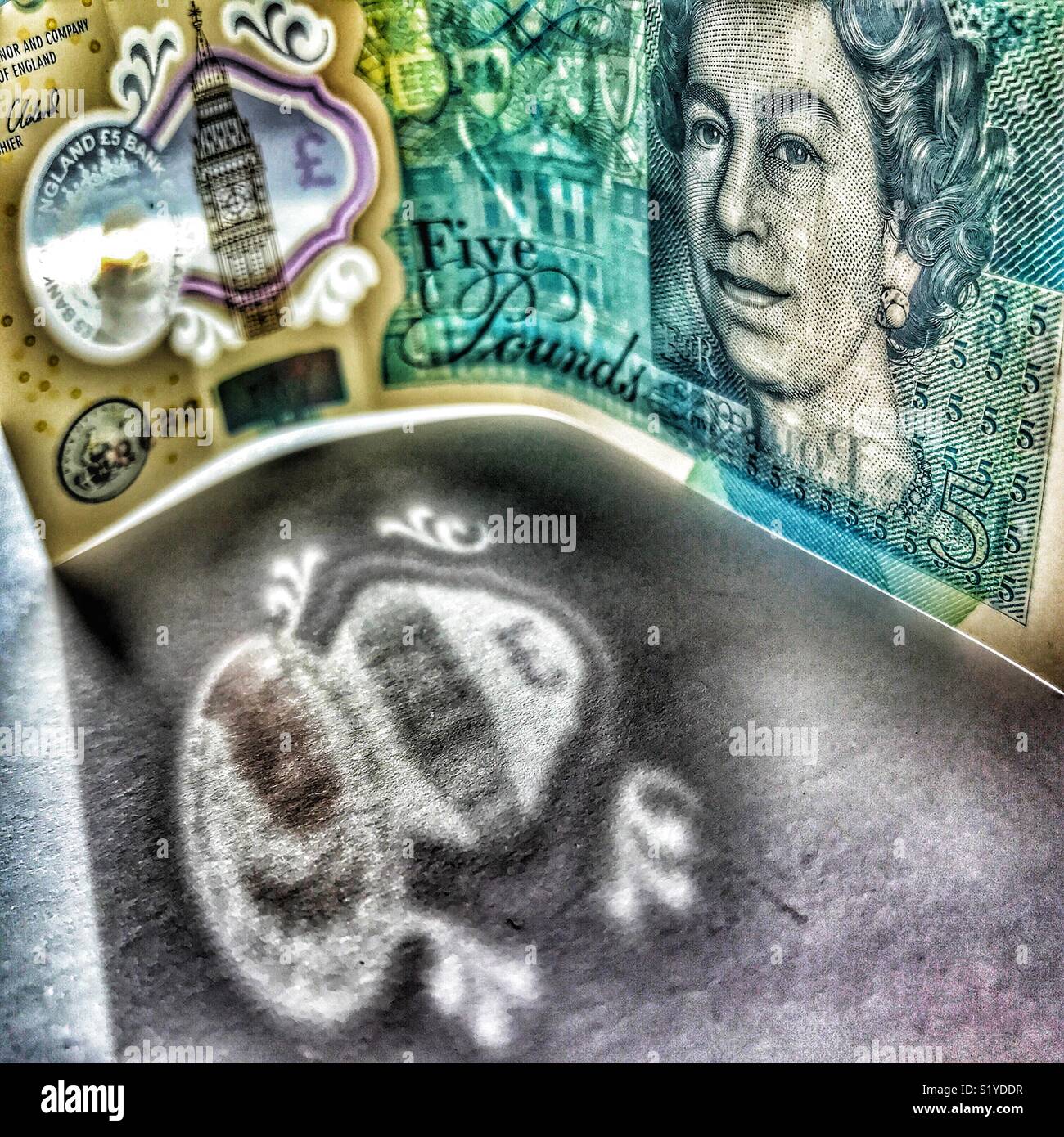£ 5 banconota, retroilluminato con ombra - Immagine stock catturata con smartphone