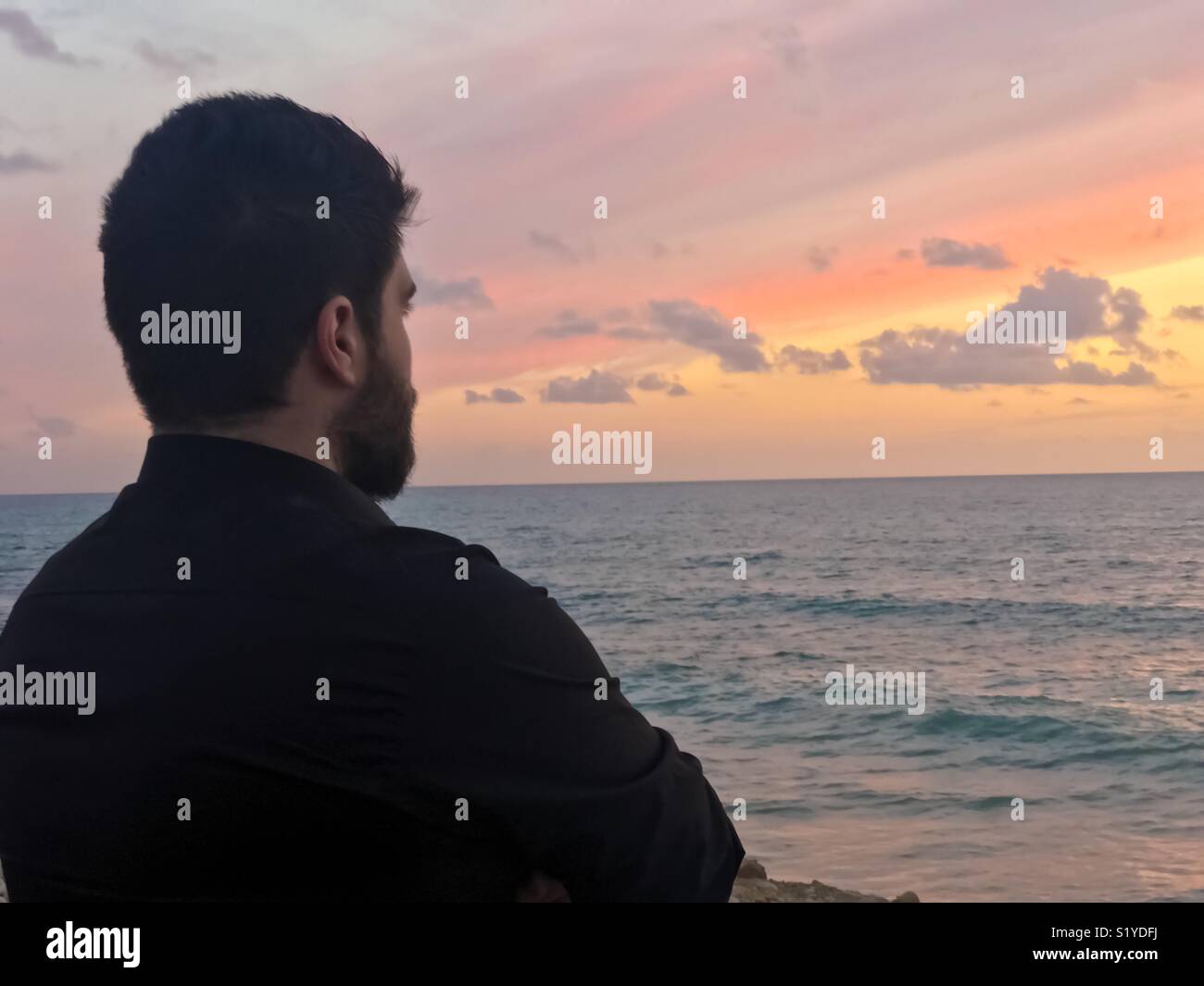 L'uomo godendo della vista sul mare Foto Stock