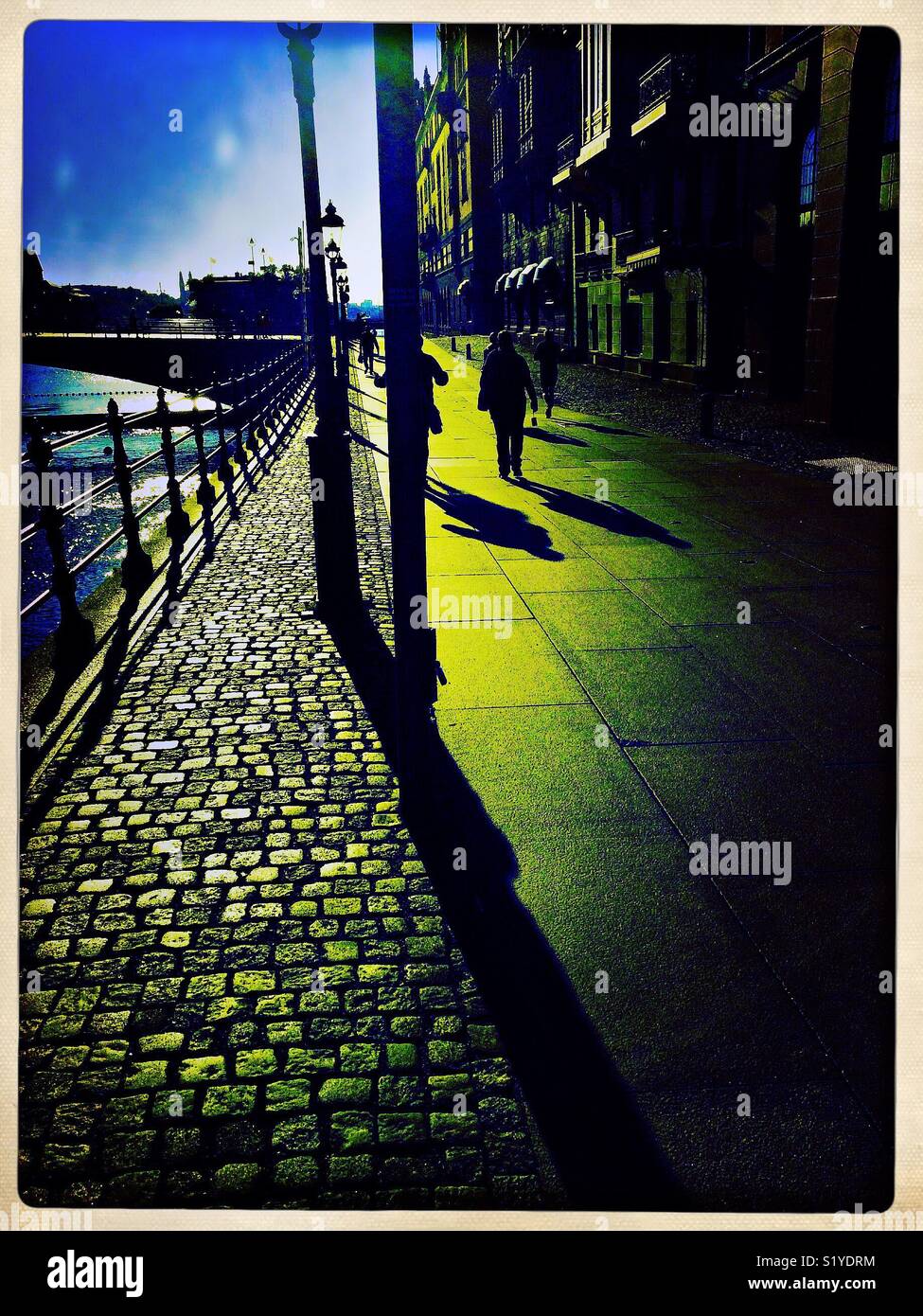 Ombra di due persone che camminano insieme in condizioni di luce solare intensa, Stoccolma, Svezia e Scandinavia - Immagine stock catturata con smartphone