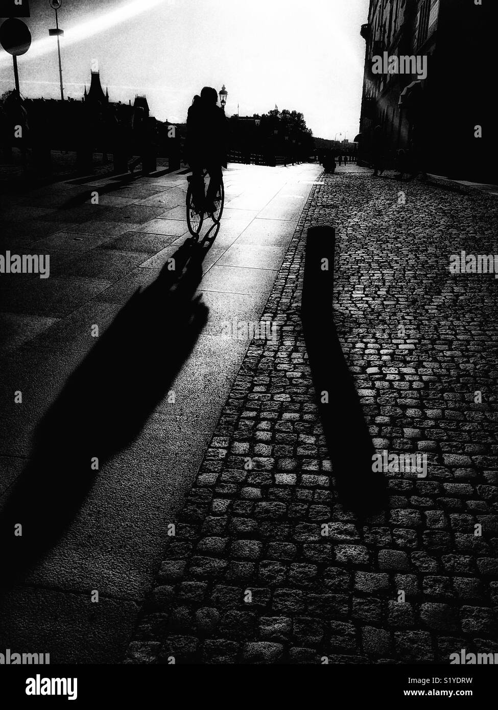 Ciclista monocromatico, Stoccolma, Svezia e Scandinavia - Immagine stock catturata con smartphone