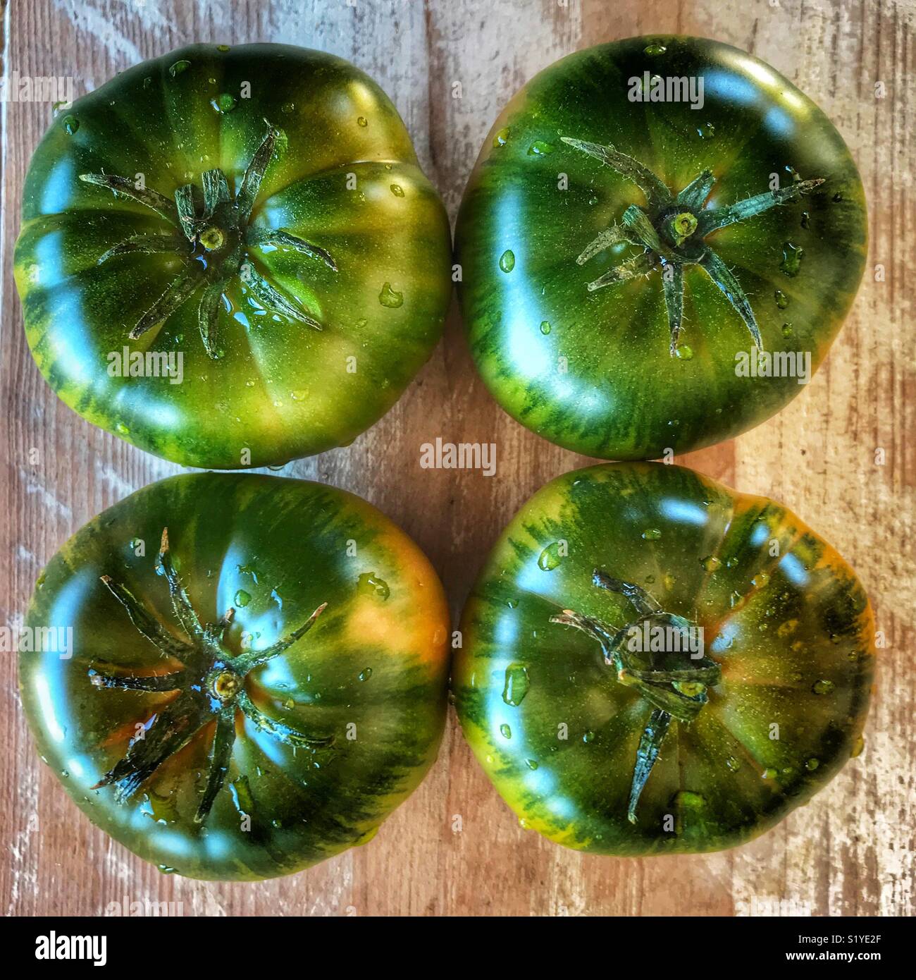 Pomodori verdi, piatta fotografia laici - Immagine stock catturata con smartphone