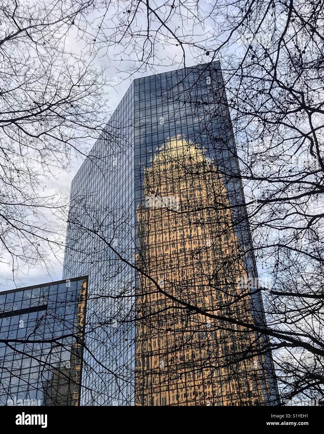 Riflessione di un grattacielo su di un altro in uptown Charlotte, North Carolina. Foto Stock