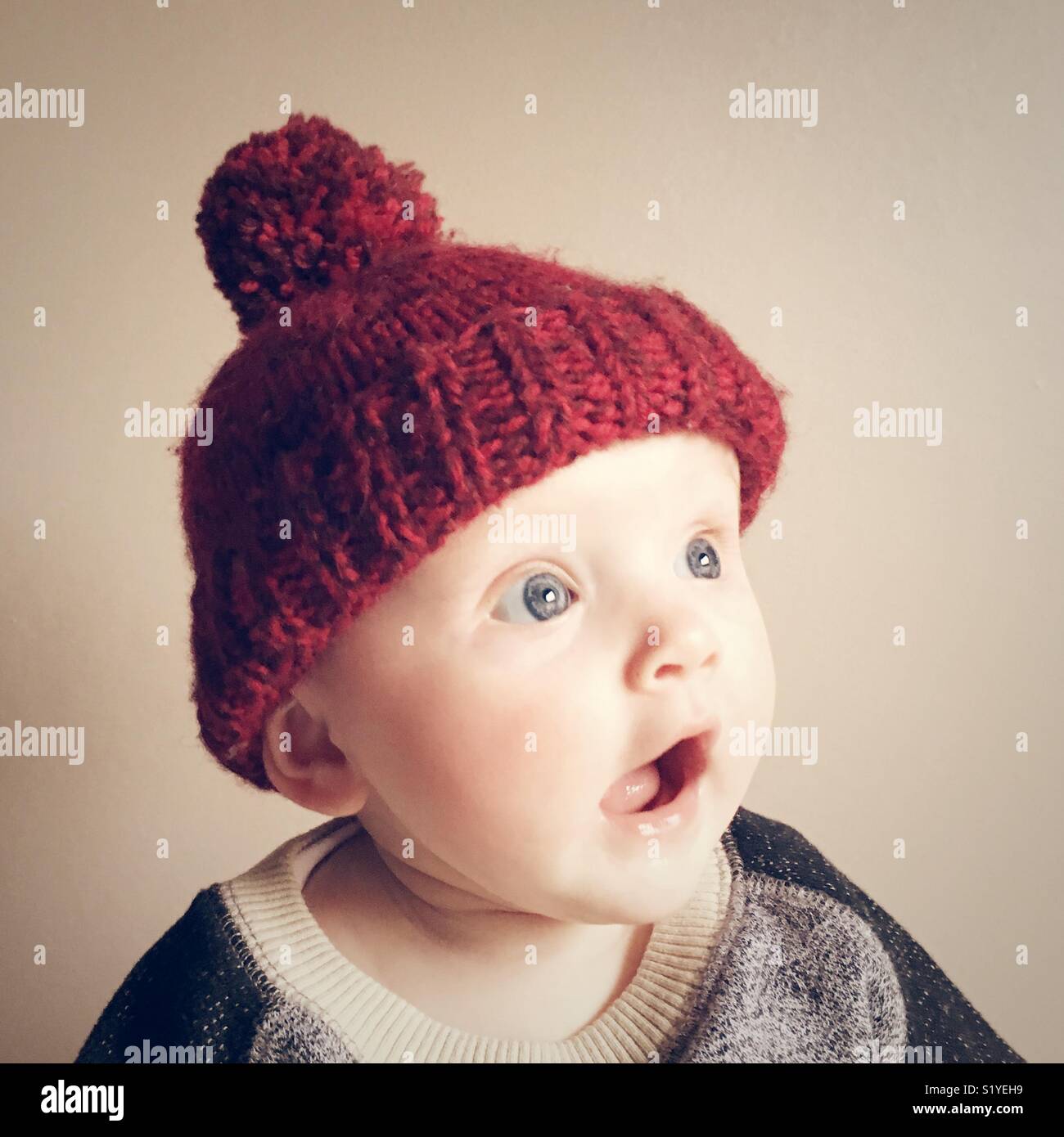 Il bambino che indossa un rosso cappellino Foto Stock