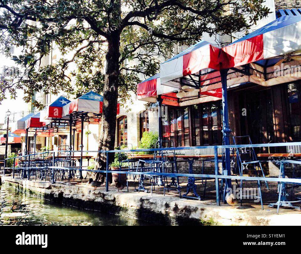 Lone Star linea tende un ristorante lungo il fiume a piedi a San Antonio, Texas. - Immagine stock catturata con smartphone