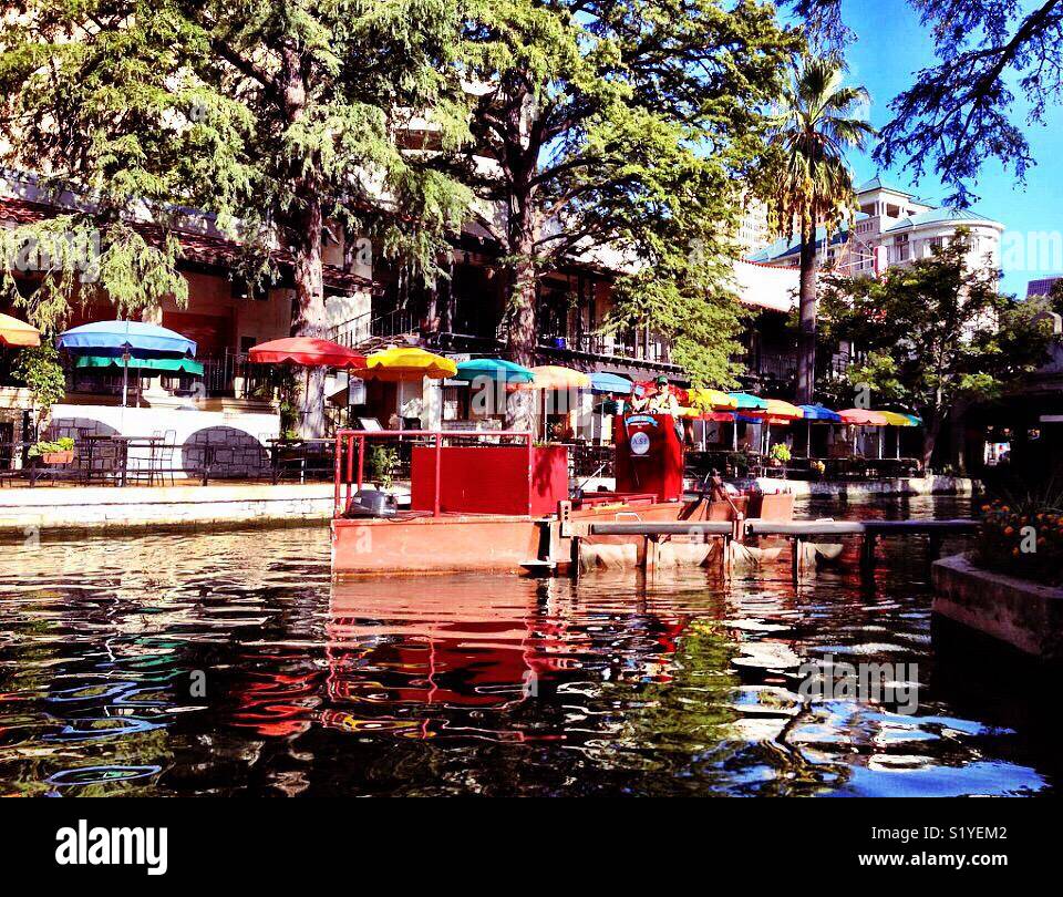 Coloratissima linea di tende da sole il marciapiede intorno a San Antonio river walk area. Foto Stock