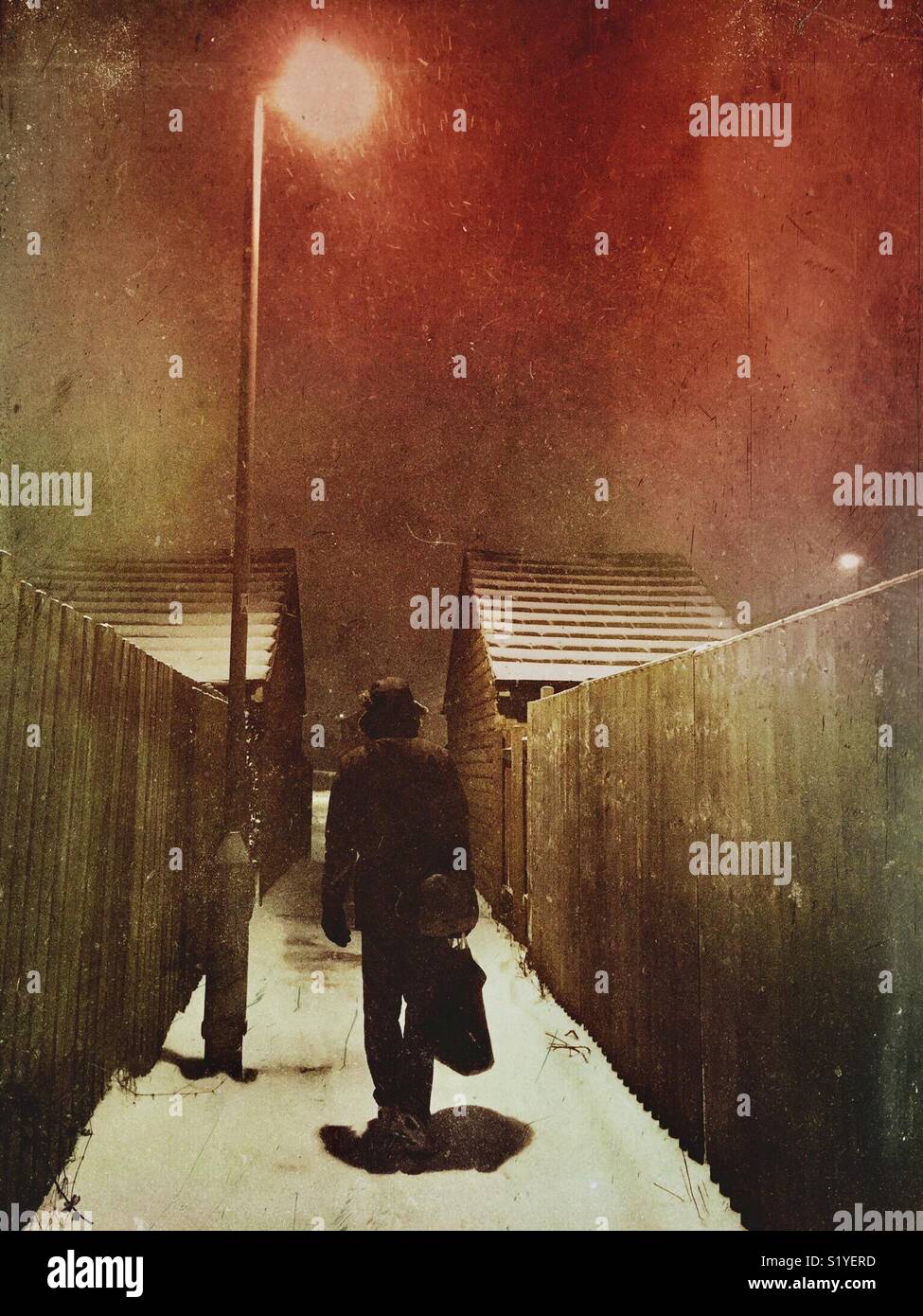 Silhouette di un uomo in un vicoletto - Immagine stock catturata con smartphone