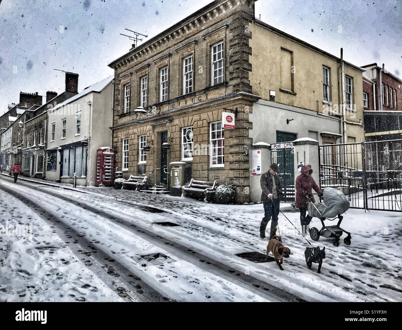 Regno Unito, meteo Sherborne, Dorset. Famiglia camminare per strada a buon mercato a Sherborne come i cosiddetti mini Bestia da est porta un altro gelido esplosione a sud ovest. Foto Stock
