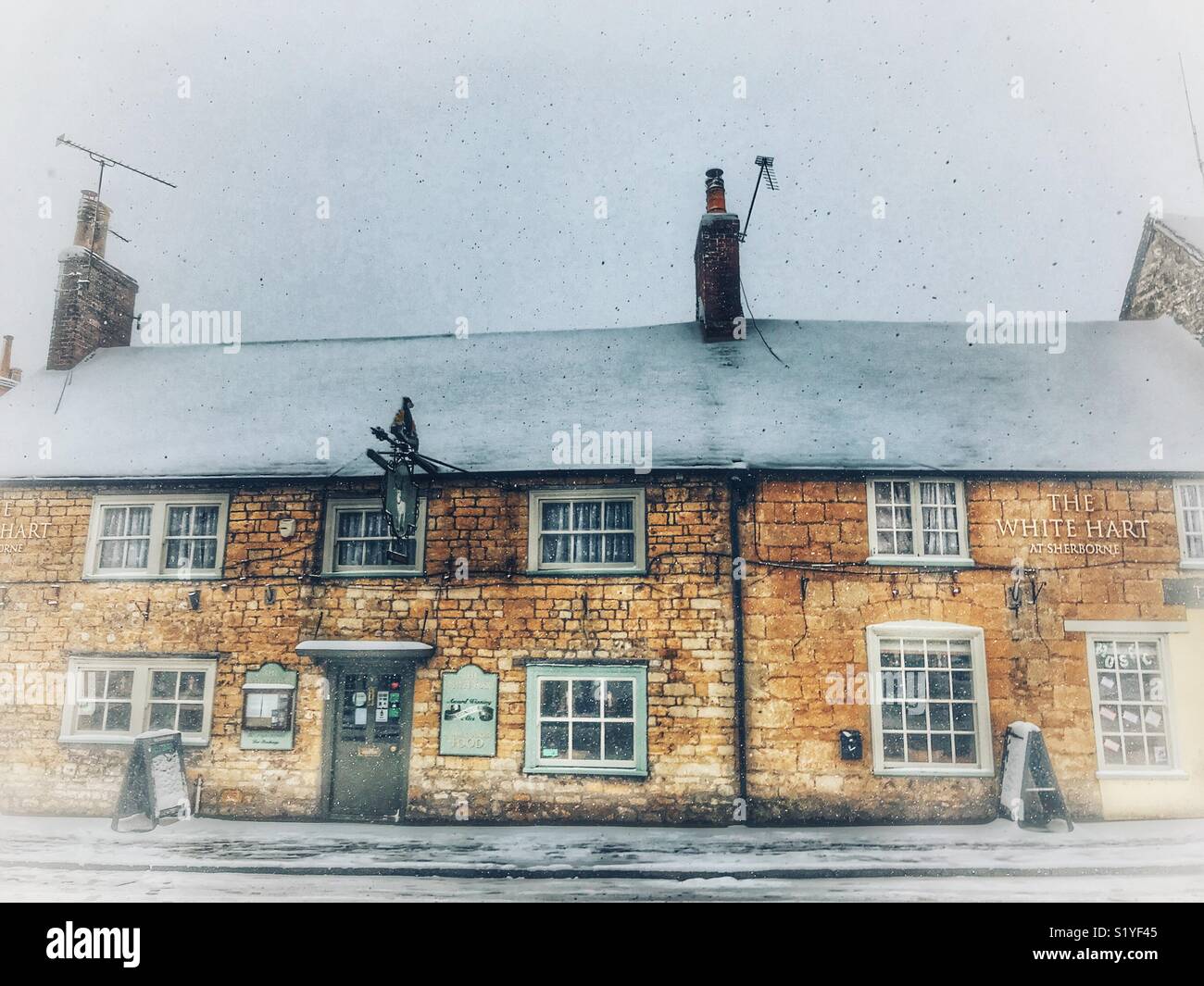 Regno Unito, meteo Sherborne, Dorset. Il White Hart public house nella storica città mercato di Sherborne come i cosiddetti mini Bestia da est porta un altro gelido esplosione a sud ovest. - Immagine stock catturata con smartphone