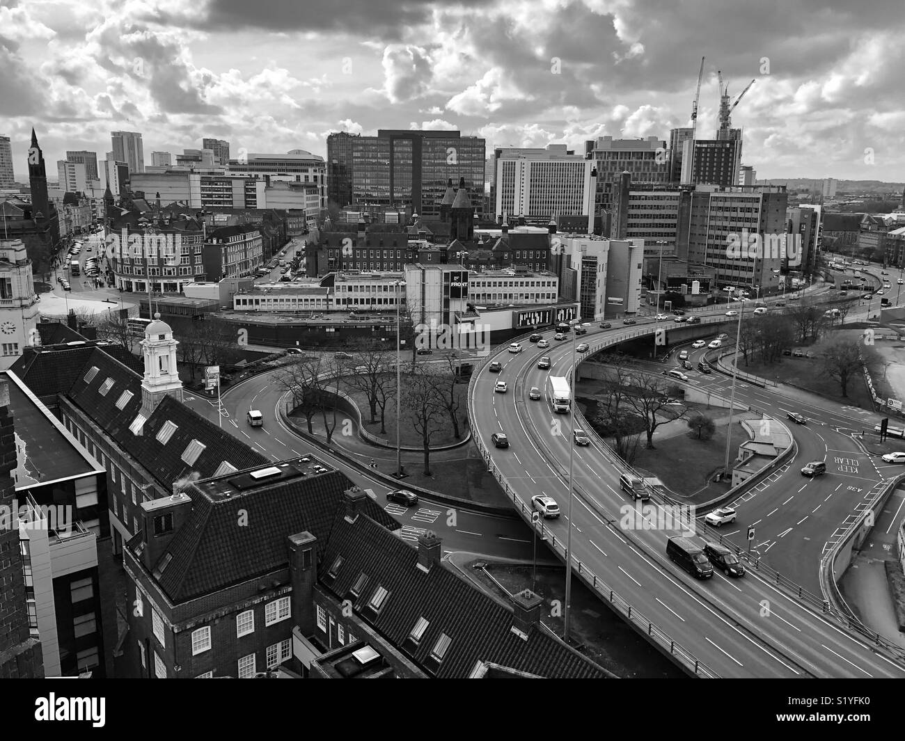 Vista della vecchia stazione dei vigili del fuoco, Ospedale per bambini e Aston Expressway in Birmingham in bianco e nero Foto Stock