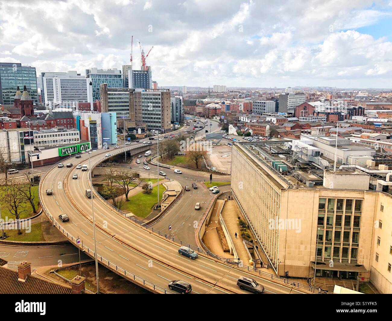 Vista di Birmingham figli dell ospedale, gli uffici del consiglio e Aston Expressway Foto Stock