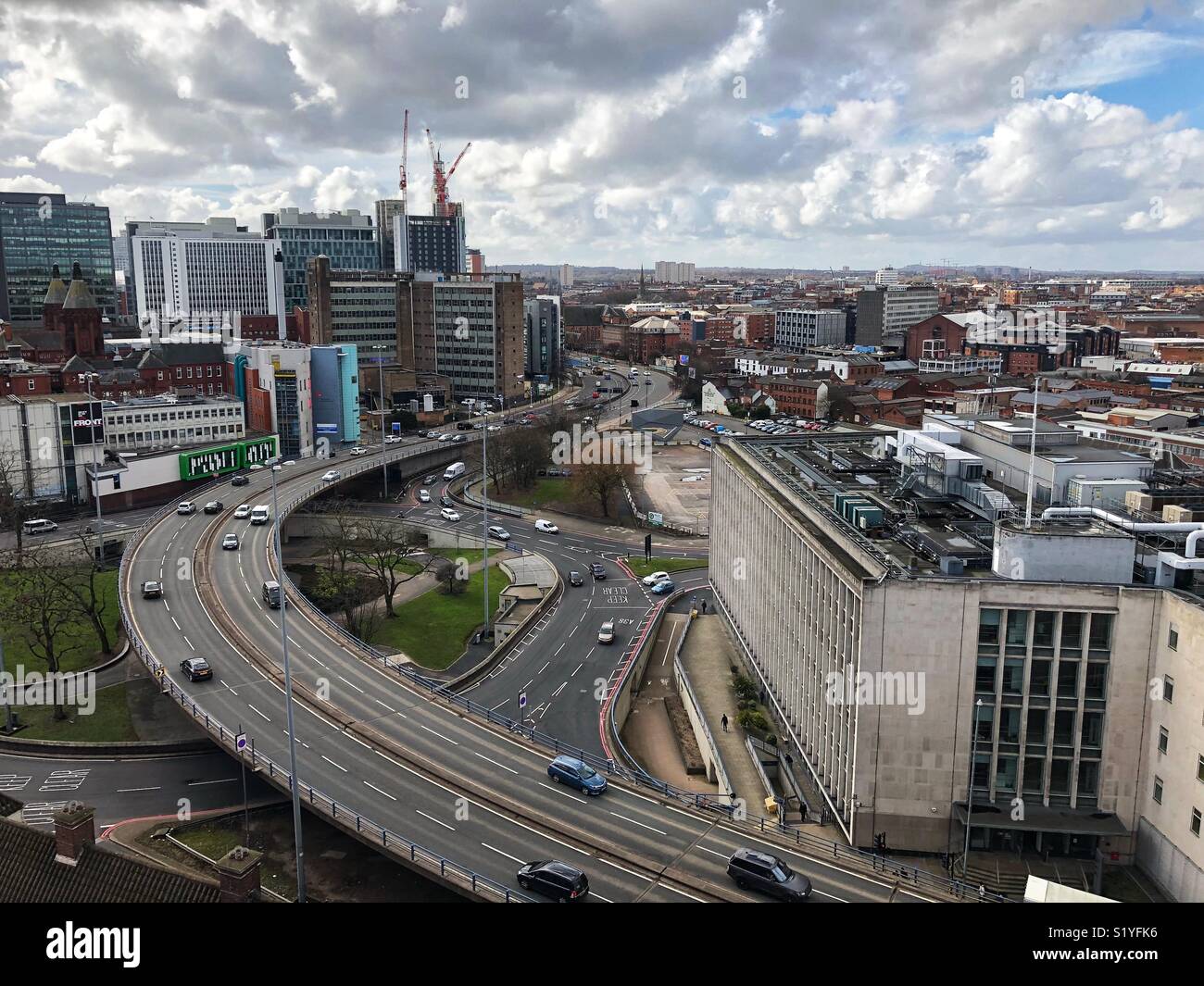 Vista di Birmingham figli dell ospedale, gli uffici del consiglio e Aston Expressway Foto Stock
