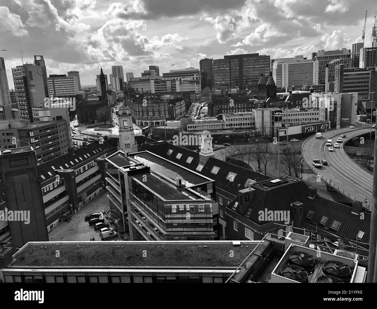 Vista della vecchia stazione dei vigili del fuoco, Aston Expressway e ospedale per bambini, Birmingham - Immagine stock catturata con smartphone