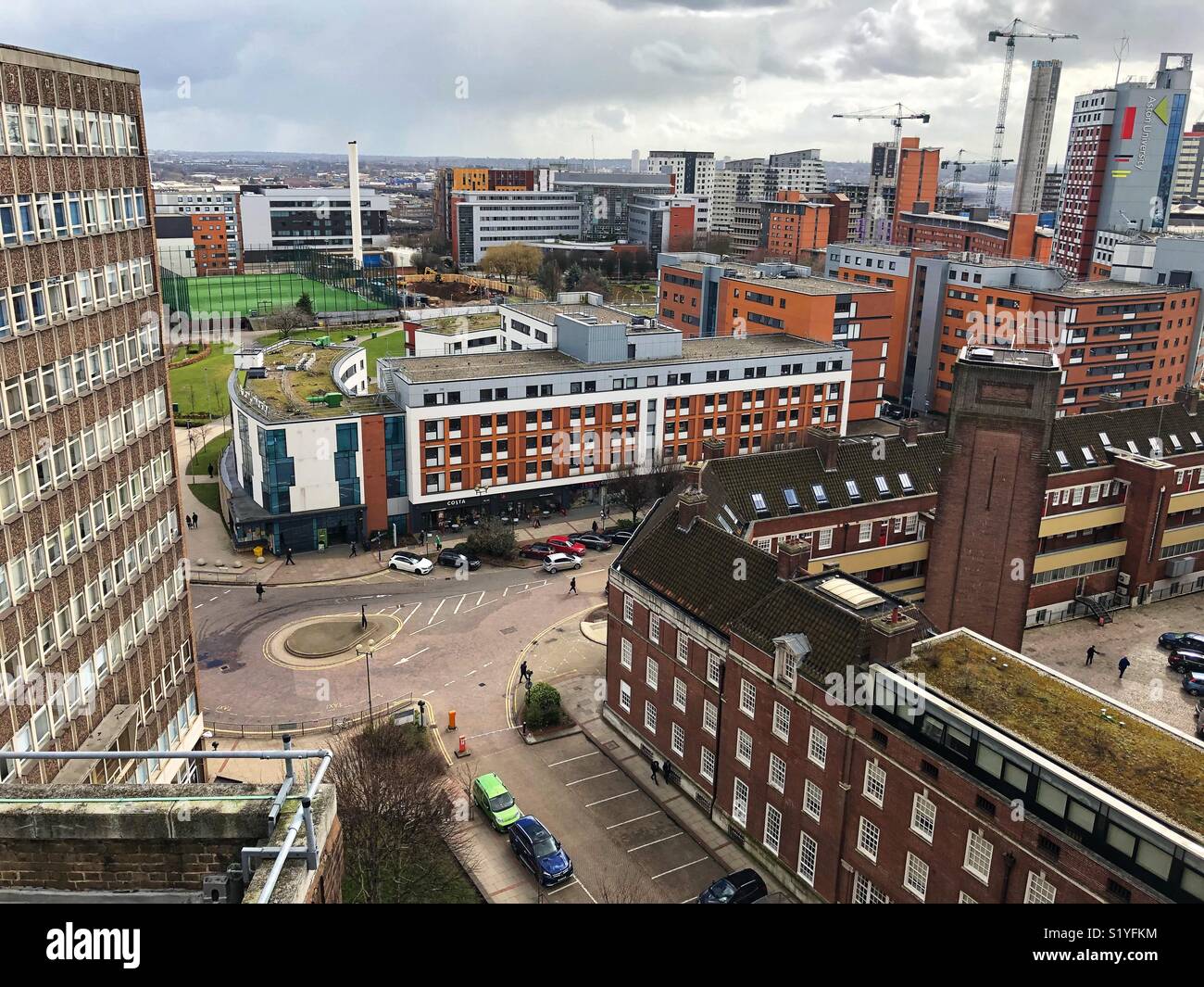 Aston University campus con vista della nuova unione degli studenti in corso di costruzione, Birmingham - Immagine stock catturata con smartphone
