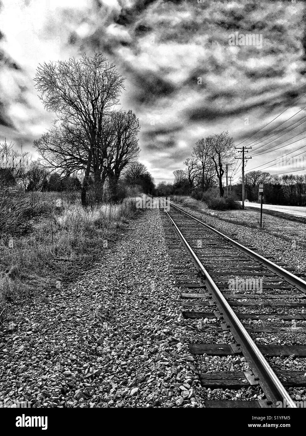 Vista dei binari della ferrovia con drammatica sky Foto Stock