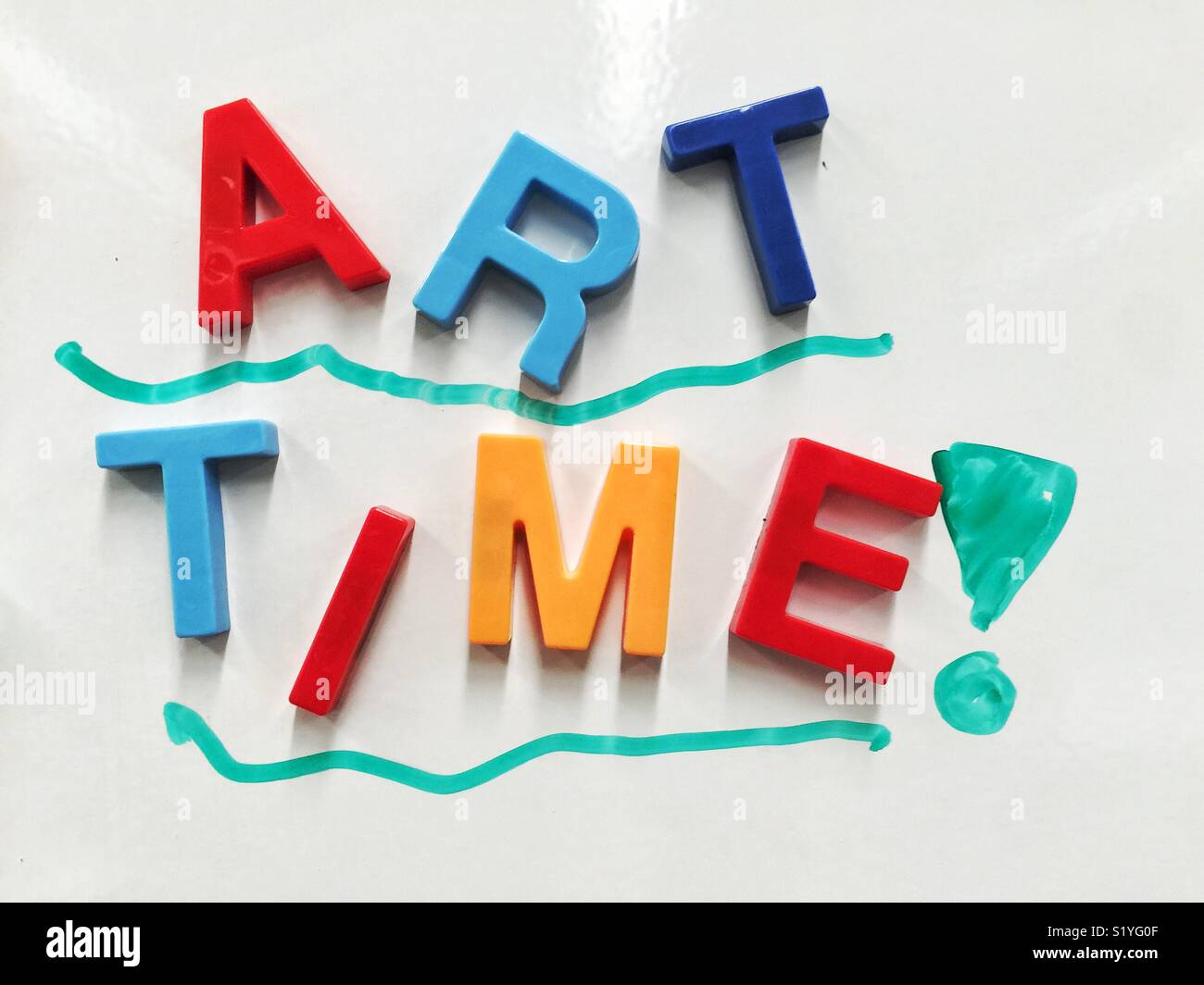 Alfabeto magnetico lettere che compongono parole Arte tempo Foto Stock