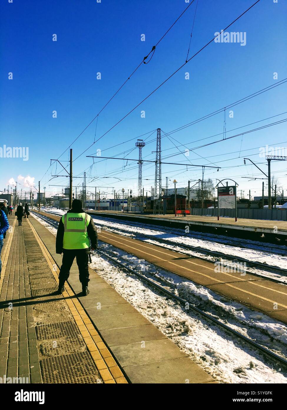 In attesa che il treno Foto Stock