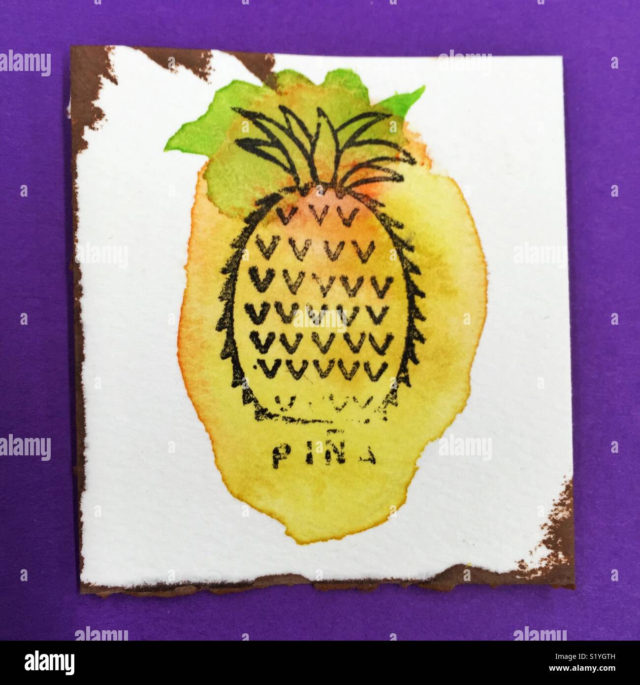 Timbro di ananas sul dipinto a mano sfondo ad acquerello - Immagine stock catturata con smartphone