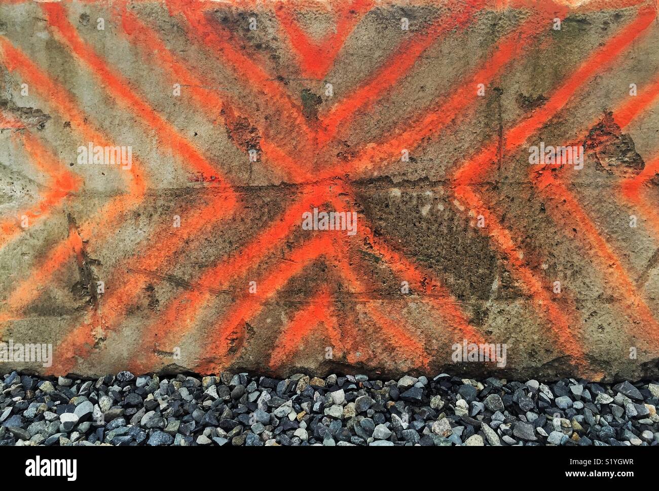 Contrassegni di colore arancione sul cemento blocco stradale - Immagine stock catturata con smartphone
