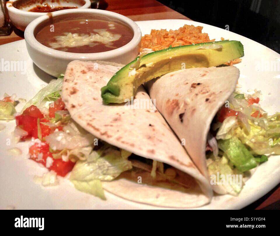 Fajita con una fetta di avocado sulla parte superiore. Foto Stock