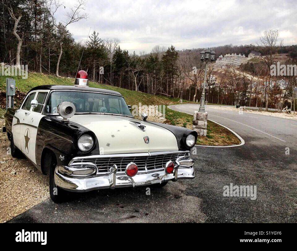 Una classica macchina della polizia si siede sul lato della strada di Branson, nel Missouri. Branson imprese sottolineano Americana ai turisti. - Immagine stock catturata con smartphone