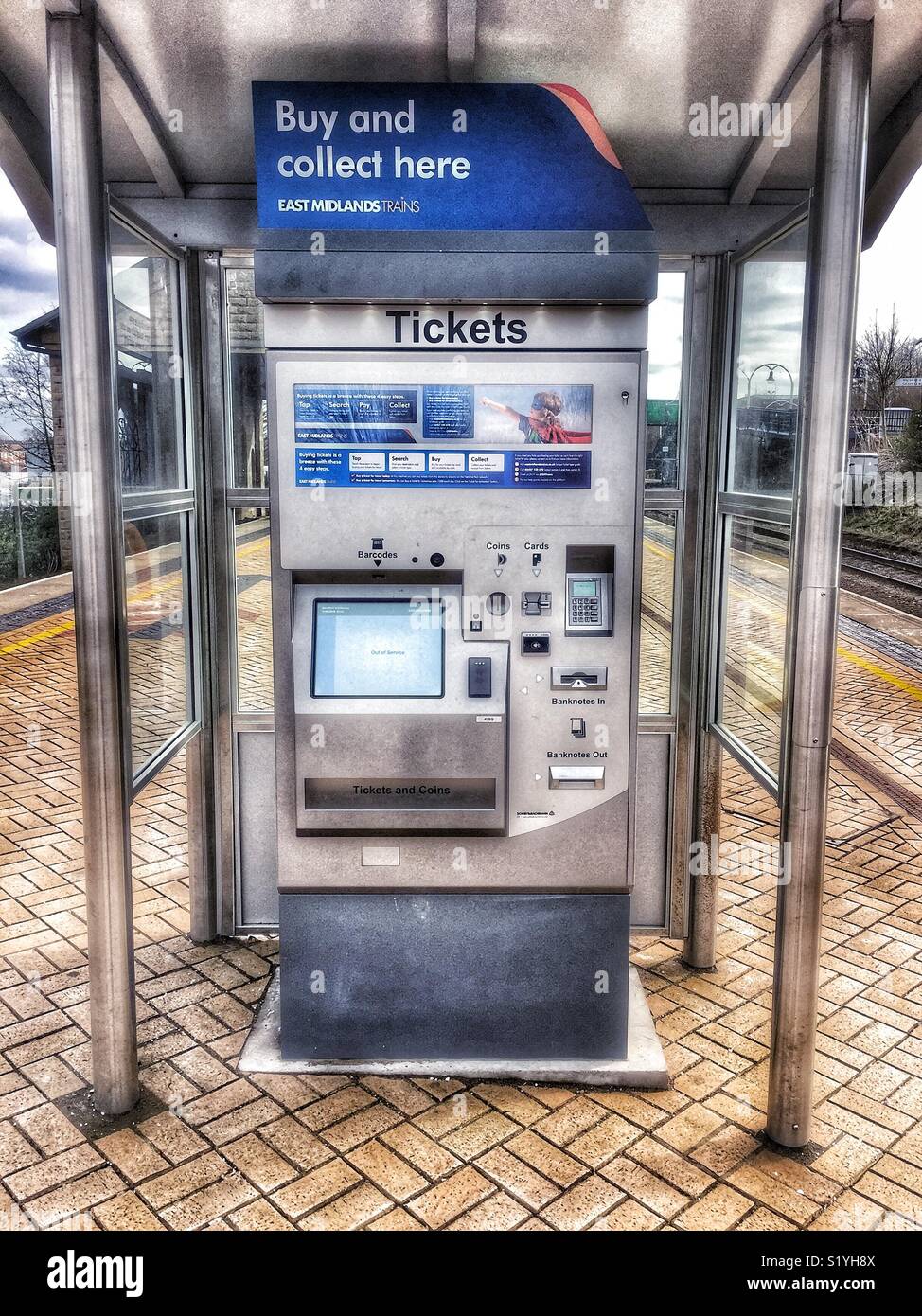 Biglietto del treno macchina su una piattaforma della stazione. Foto Stock