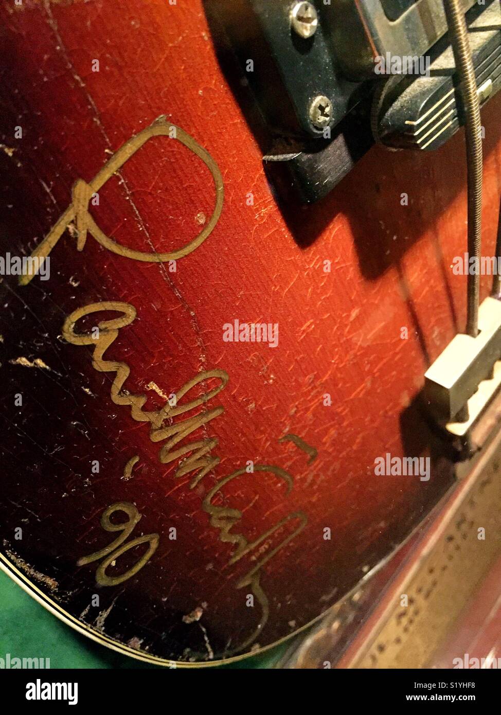 Per i collezionisti hanno firmato una chitarra elettrica da Paul McCartney al hard rock café in time SQUARE, NEW YORK, Stati Uniti d'America - Immagine stock catturata con smartphone