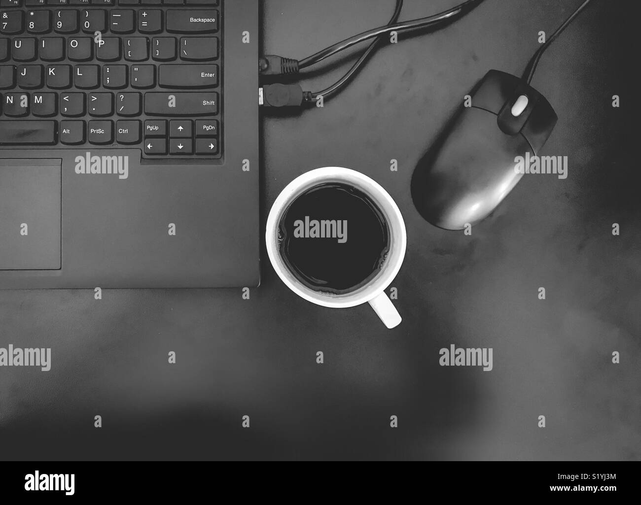 Notebook, caffè e mouse laici piatta - Immagine stock catturata con smartphone