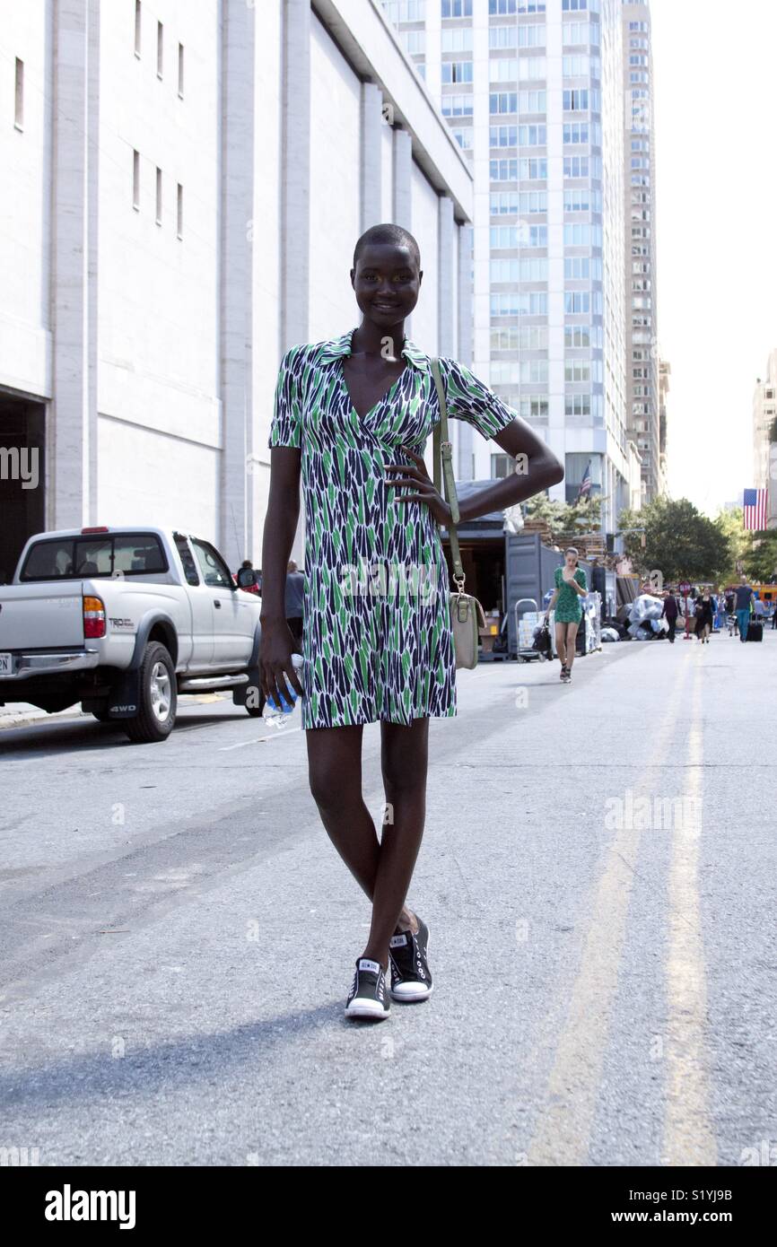 Bella black modello fashion street style Foto Stock