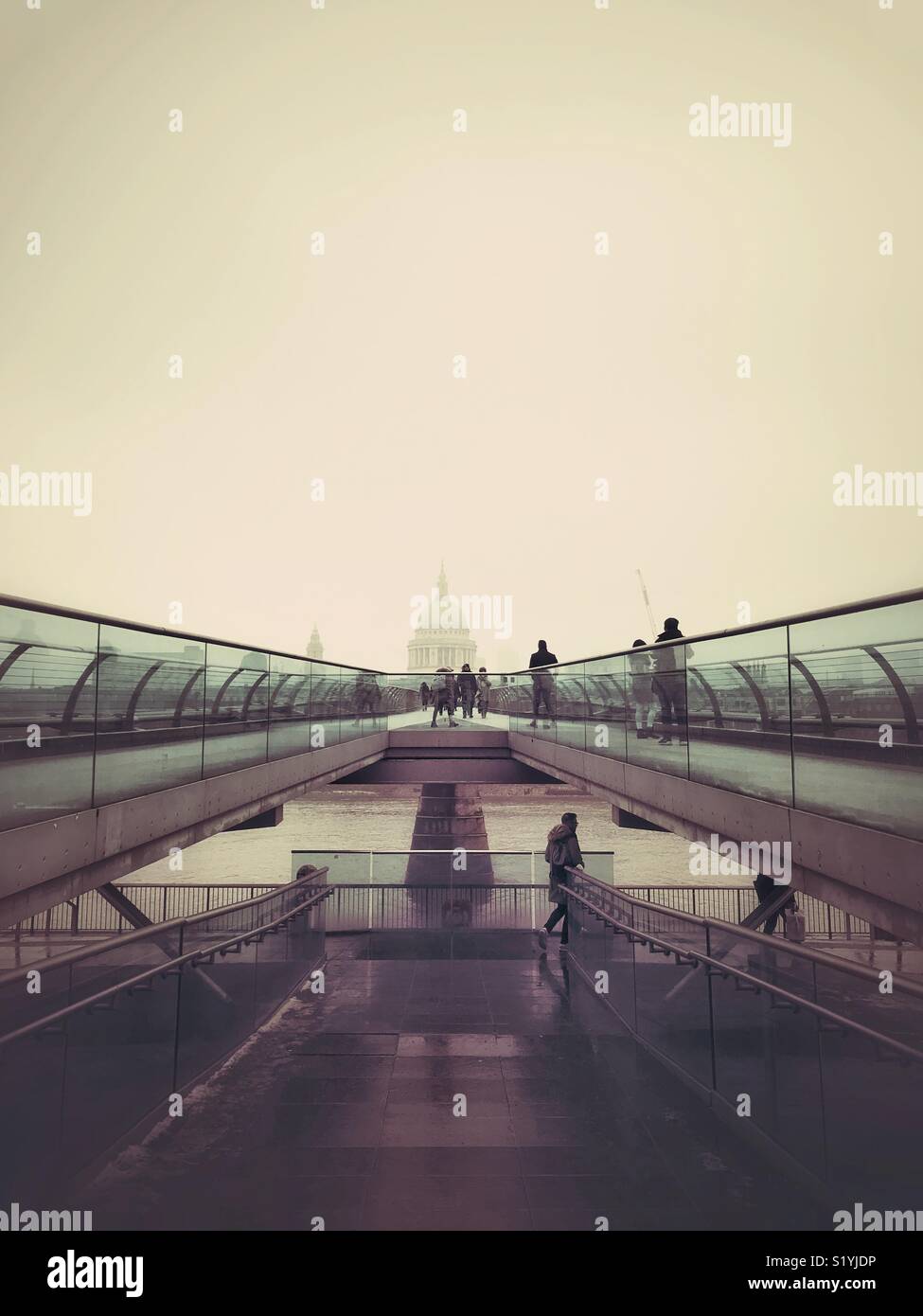 Visualizzazione classica della Cattedrale di St Paul dal Millennium Bridge - Immagine stock catturata con smartphone