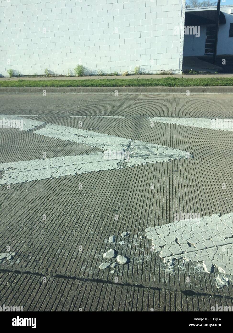 Crackled, friabile, chipping vernice sulle strade di Fort Worth, Texas. Foto Stock