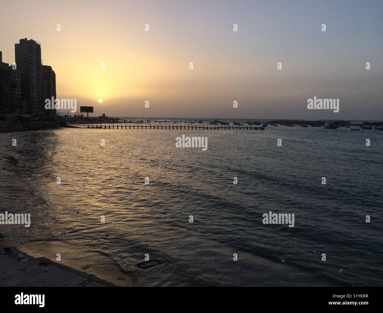 Tramonto sul mare mediterraneo ad Alessandria, Egitto - Immagine stock catturata con smartphone